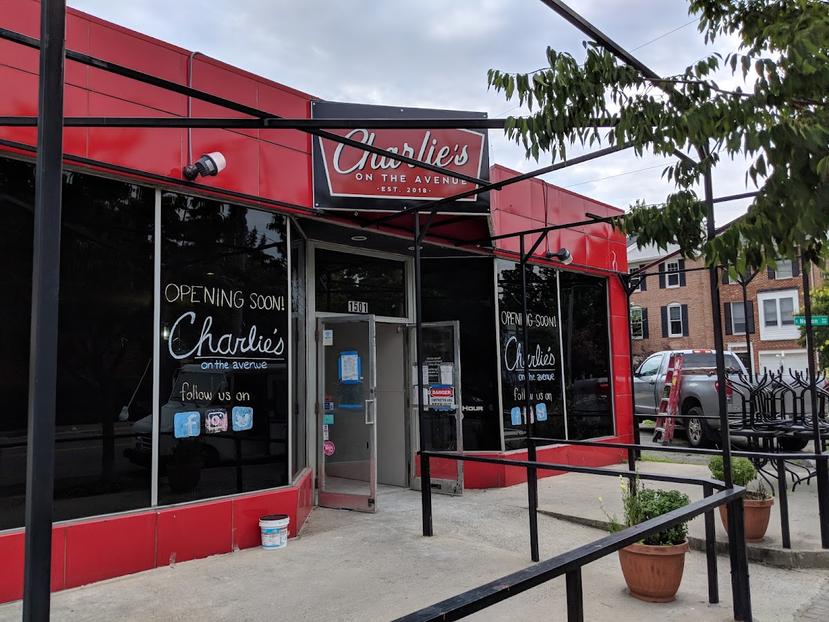 Charlie's On The Avenue